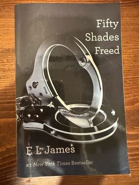 Fifty Shades Freed by E L James - Black Cover